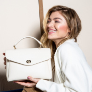 Frau_mit_Tasche_1500x1500