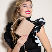 Frau_mit_Tasche_1500x1500_2